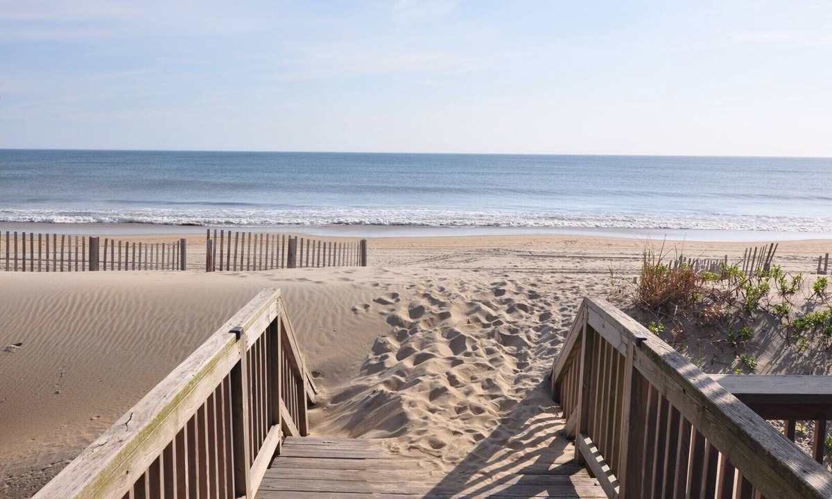 South Nags Head House | 363 Dog-Friendly Semi-Ocean-Front Near the Pier!