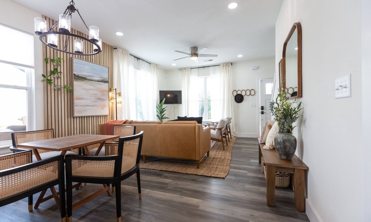 Landrum House | 3B,3B Downtown Landrum, Pet Friendly, Fully Fenced