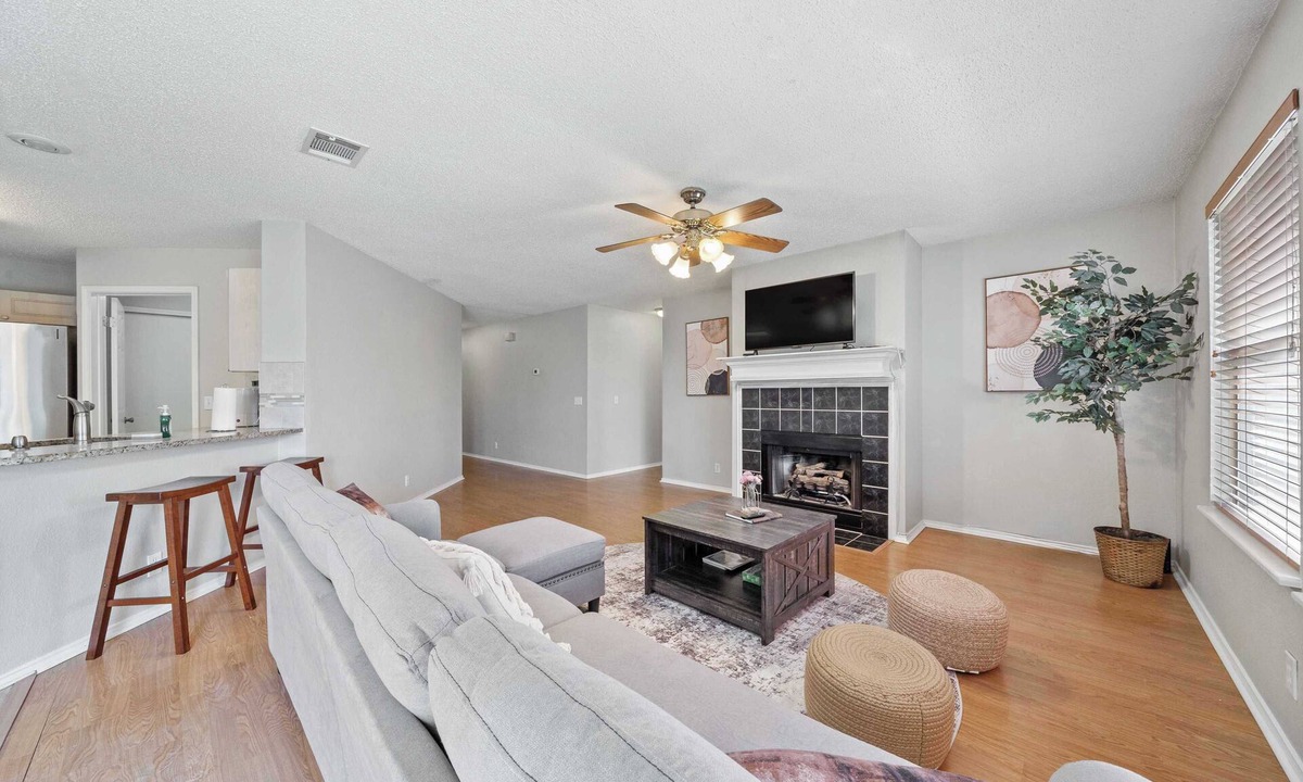Cat Hollow House | 3BR Cove Retreat｜30 Nights Min｜Close to Parks｜Garage Access｜Pet Friendly #42135