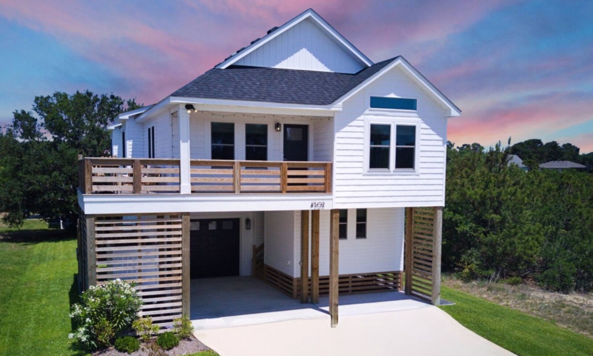 Colington House | 3BR Home near Bay Dr + Decks + Bikes + Kayaks + + Beach Gear + Close to Beach