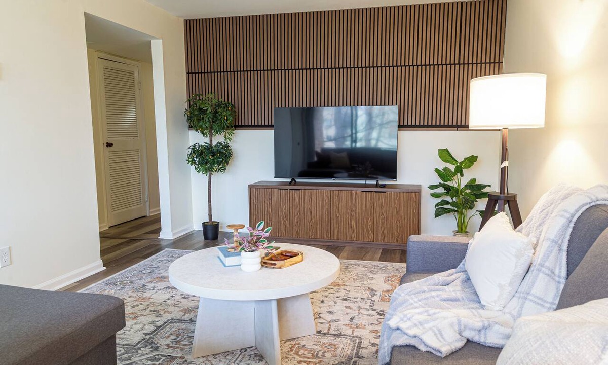 Alexandria West Condo | 3BR/Pool · Parking · Metro/Near DC & Old Town