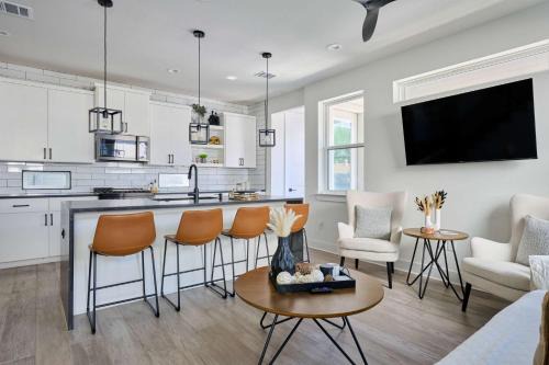 South Manchaca House | 3BR Retreat - Near Airport - DT ATX - BBQ