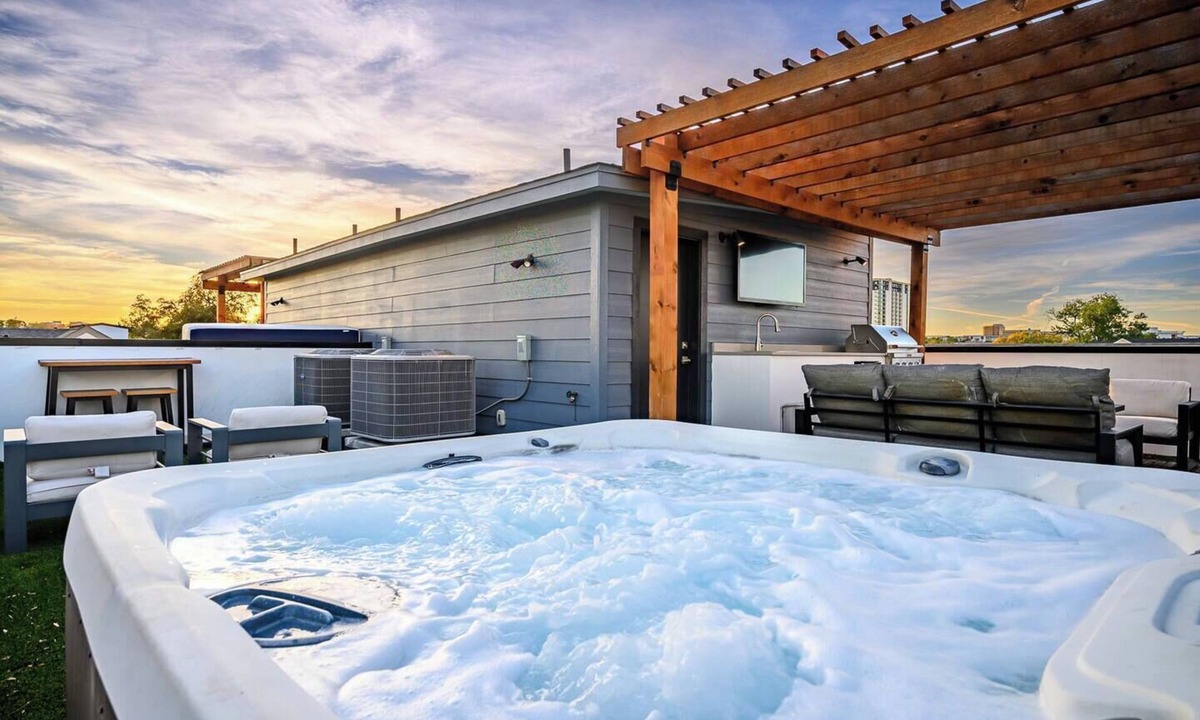 Old East Dallas House | 3BR Townhome~Rooftop Hot Tub~Skyline Views~Dallas