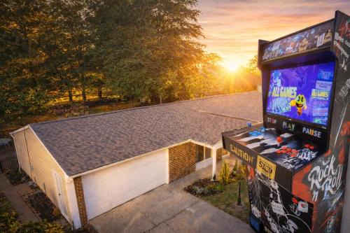 Royal Manor House | 4 Bed Ranch-Fire Pit-Pet & Kid Friendly-King Bed-Arcade