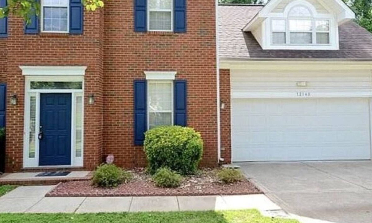 Davis Lake - Eastfield House | 4-bedroom cozy house in charming Charlotte with WiFi, AC, home Security and love