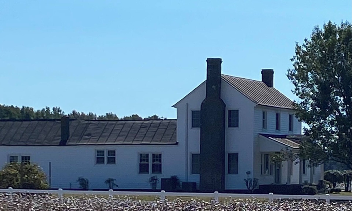 Edenton House | 4-bedroom farmhouse completely renovated just min outside historic Edenton