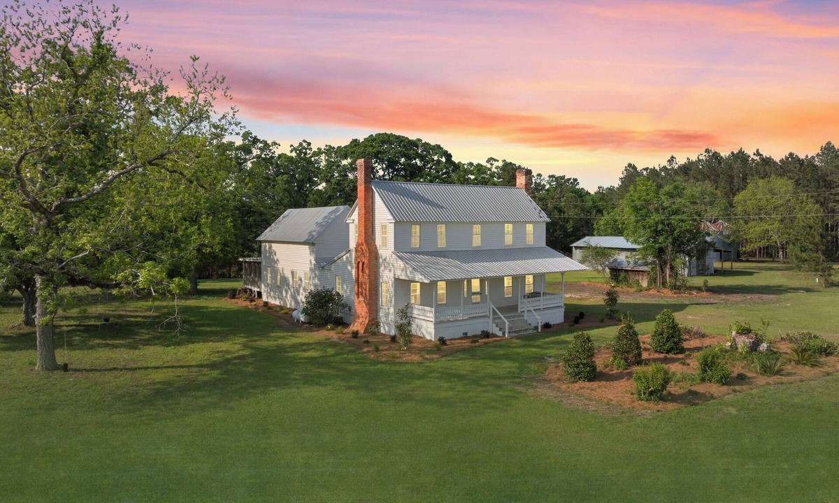 Tattnall County House | 4-bedroom Farmhouse on peaceful acres!