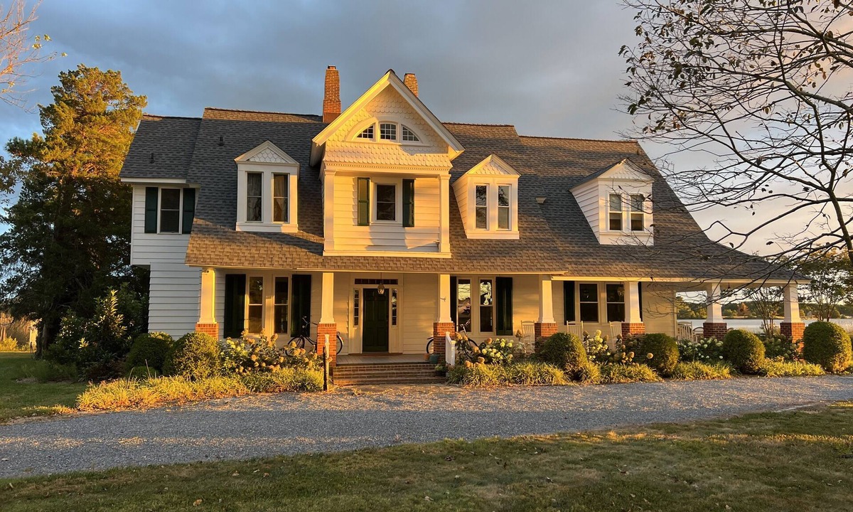 Cambridge House | 4-bedroom historic waterfront farmhouse with pool in Cambridge
