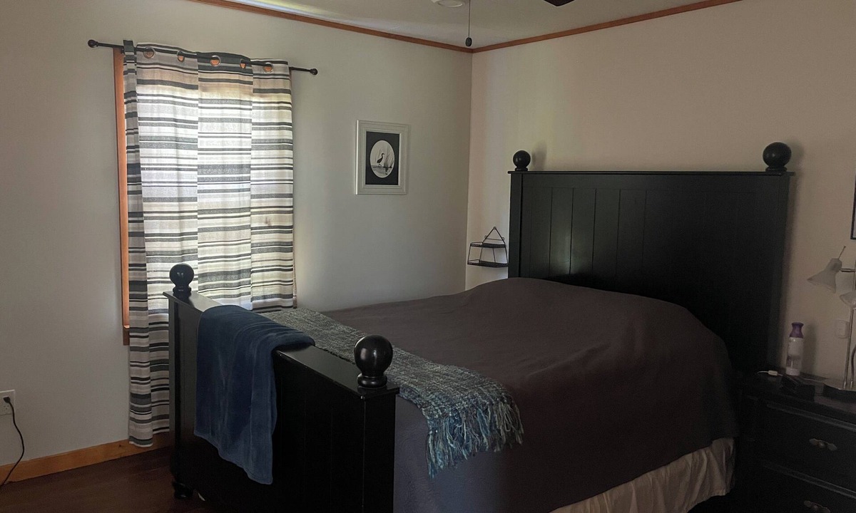 Salem House | 4-bedroom house close to Lakes Jocassee and Keowee fenced yard for dogs