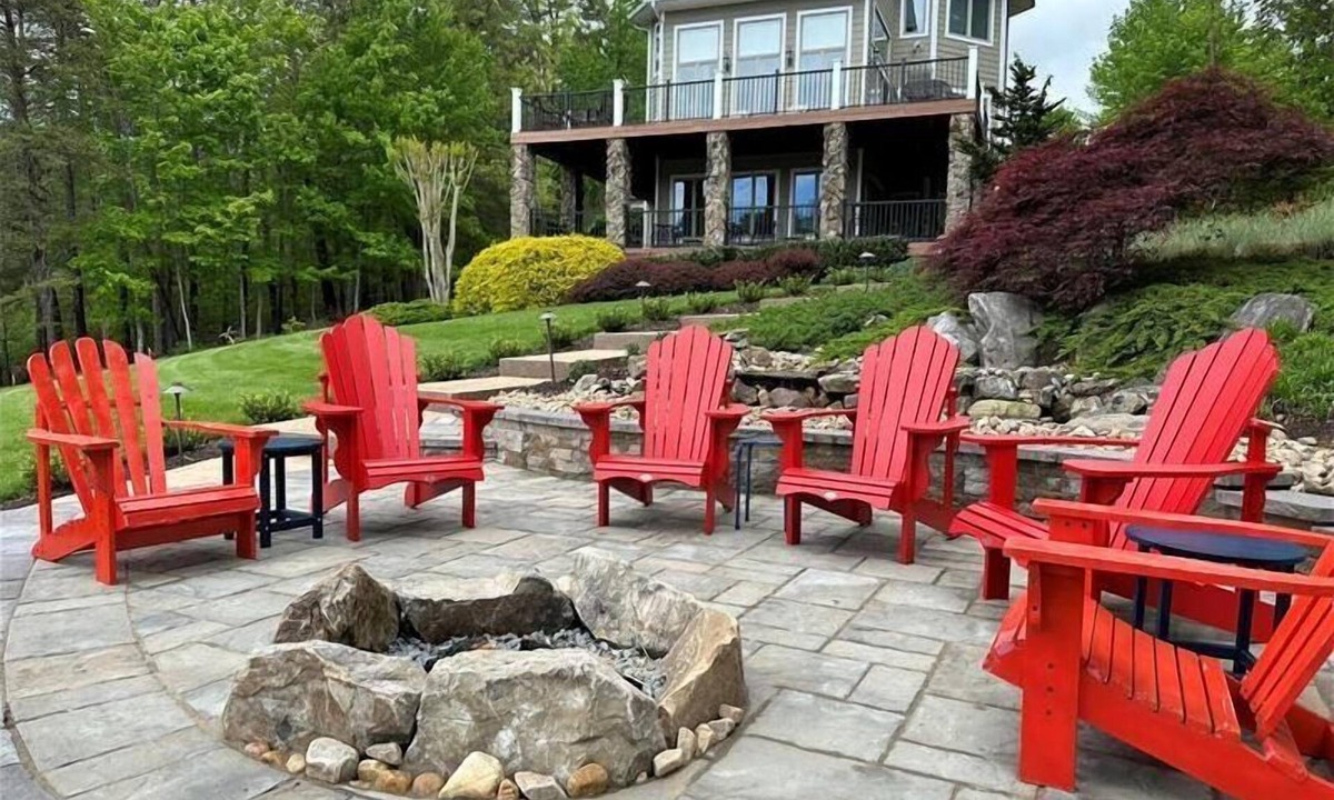 Huddleston House | 4 Bedrooms, 1 Flex Room, 4½ Bathrooms! HOT TUB! Beautiful home in Lakefield Subdivision!