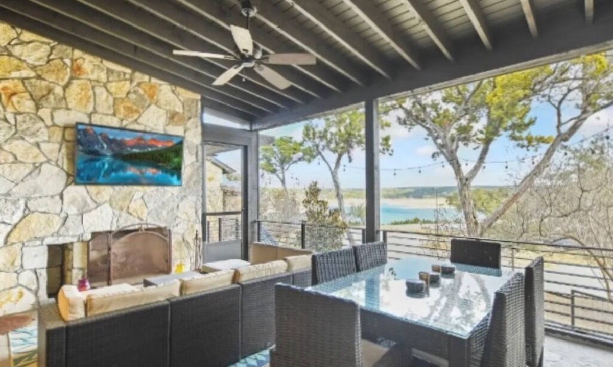 Spicewood House | 4 BR Lakehouse with views, dog friendly, resort community