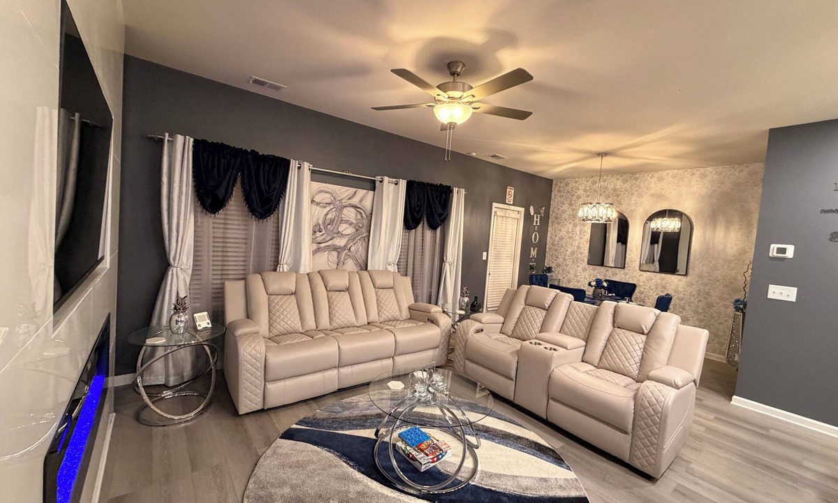Stockbridge House | 4-BR townhome Luxury Retreat with Backyard Oasis Stockbridge/CommunityPool