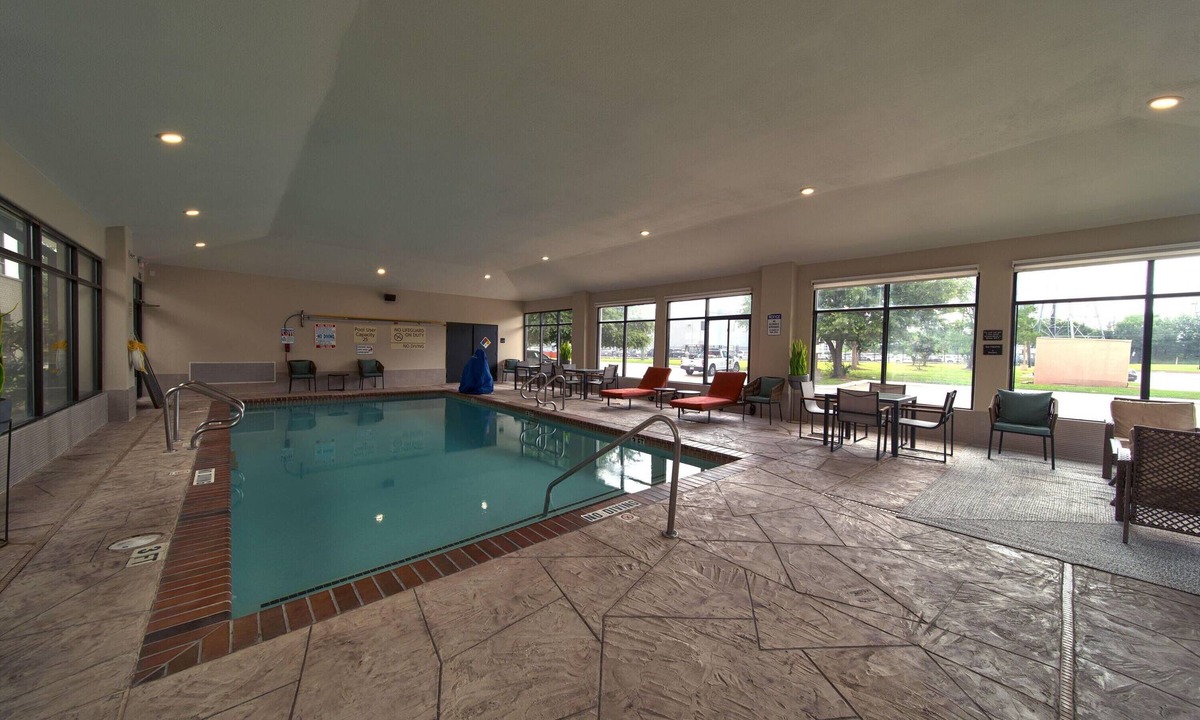 Houston Hotel | 4 Suites Ideal for Exploring Houston Highlights | AMF Diamond Lanes - 1.5 miles