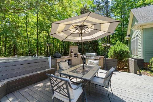Sherrills Ford House | 4BR House Near Lake - Hot Tub, Arcade & Fire Pit