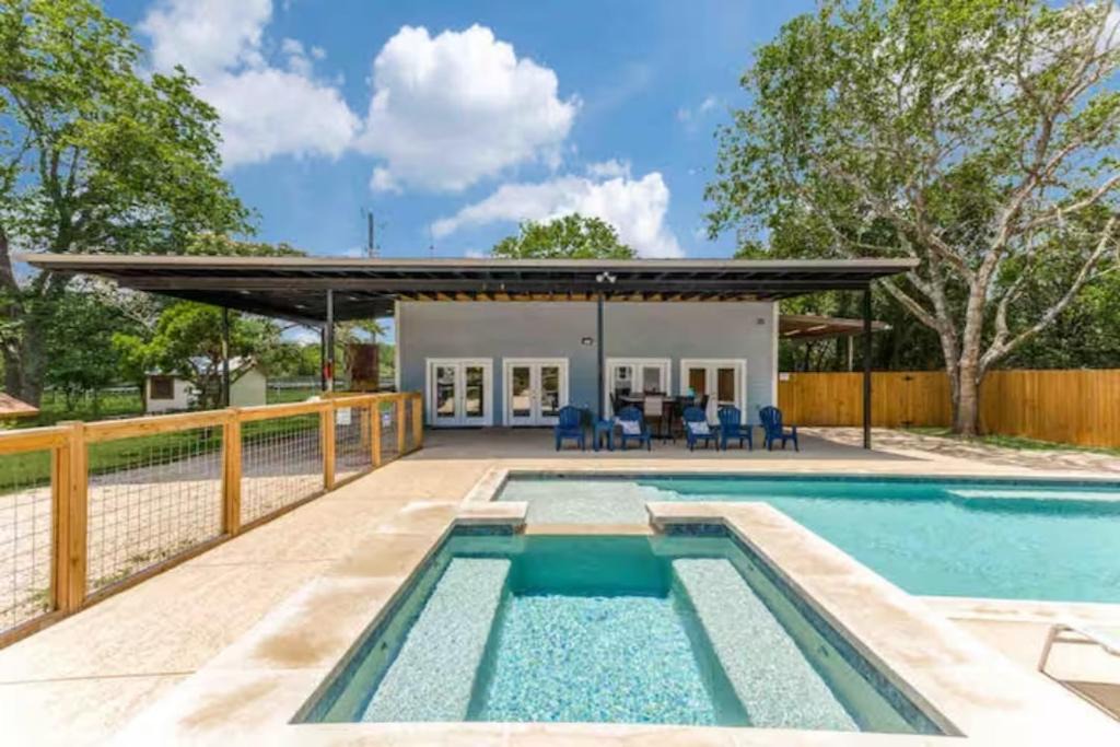 Johnson City House | 5 BDRM Home on 2 Acres Mins To Wineries Private Heated Pool and Hot Tub