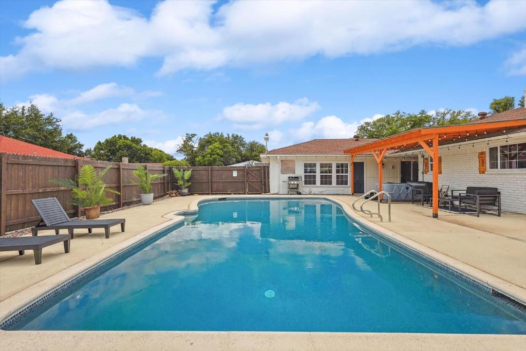 DeSoto House | 5-BR Relaxing Retreat with Pool Hot tub Fire Pit