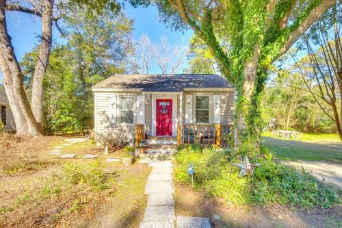 Mossy Oaks House | 5 Mi to Downtown Beaufort: Pet-Friendly Cottage!