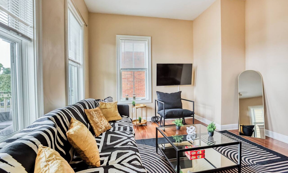Thomas Square Apartment | 5 mins to DT & Forsyth - Mini Gym - Balcony - Parking