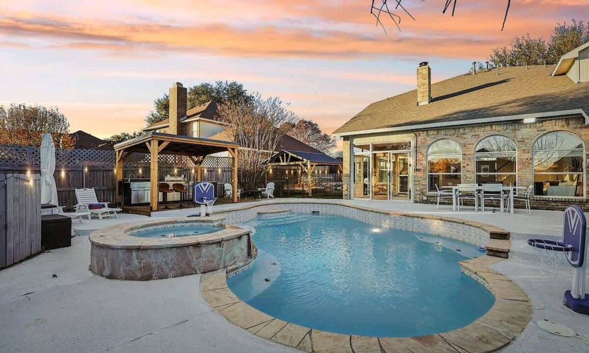 DeSoto House | 5BD/2.5BA Luxury Retreat with Pool, Gym & Games