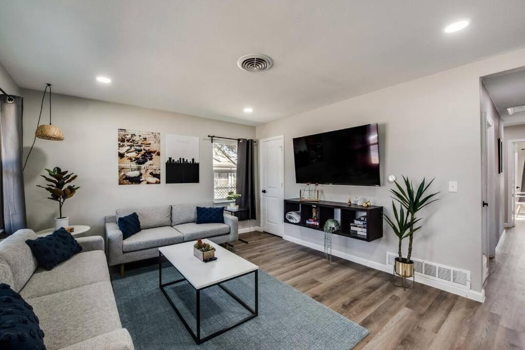 Haltom City House | 5BR-A/C-Full Kitchen-Smart TV-Backyard-Parking-BBQ