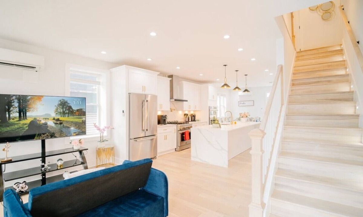 Park View House | 5BR DC Home Sleeps 17 | Prime Location