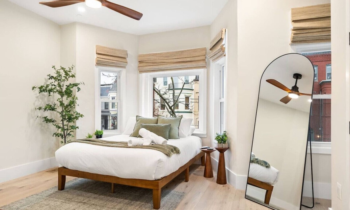 Le Droit Park House | 5BR Whole Home near U St | 2 Kitchens + Rooftop