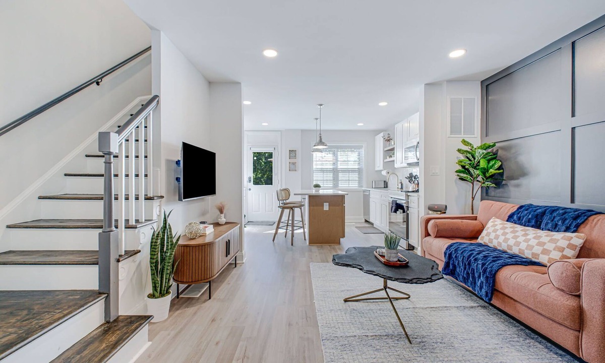 Potomac West House | 5min Walk to Metro, Level 2 EV Charger, King Beds, Smart TVs