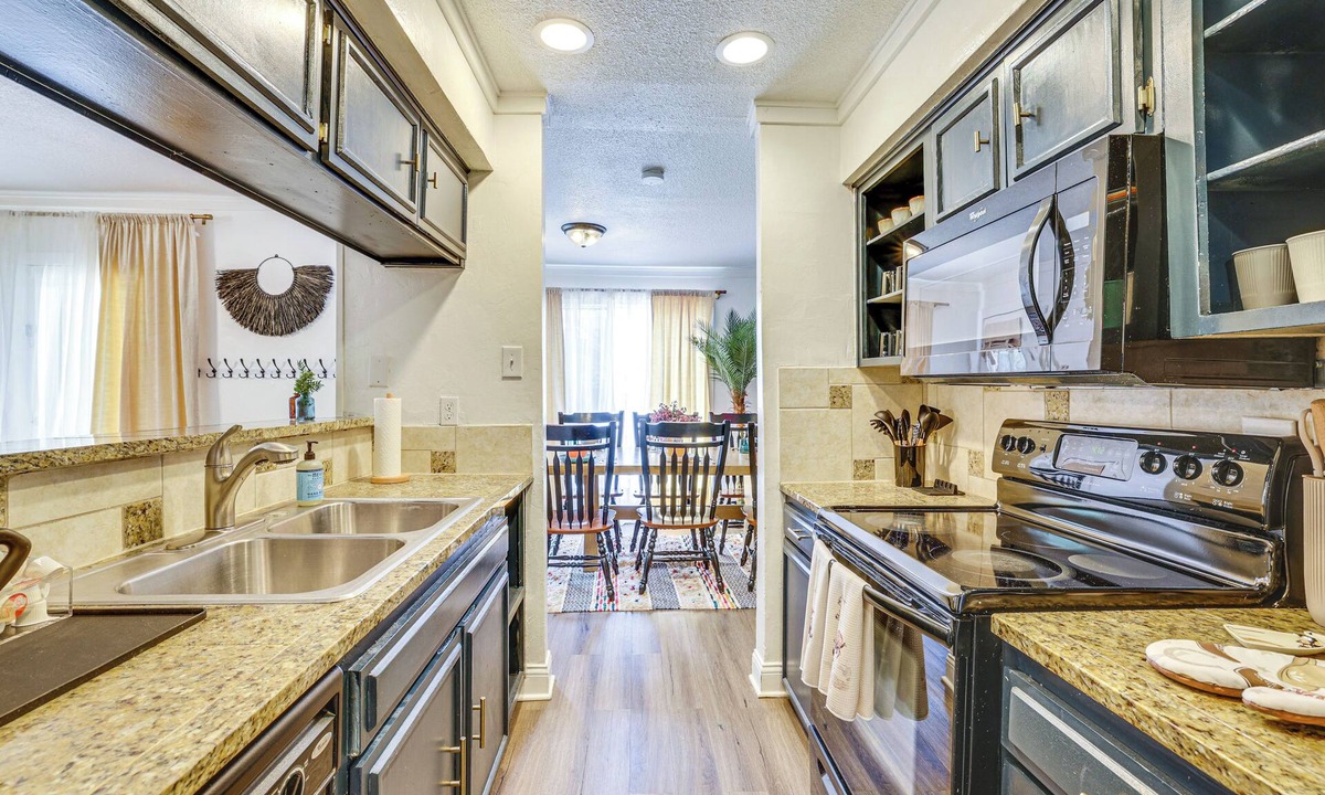 West Arlington Apartment | 6 Mi to At&t Stadium! Texan-themed Townhome