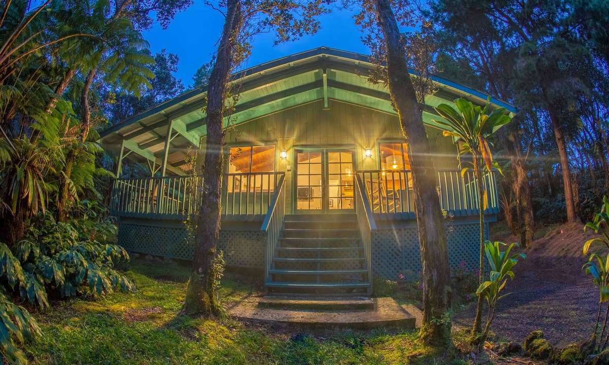 Volcano House | 6 mins from Nat'l Park! Enjoy the sound of rain & birds in a peaceful retreat.