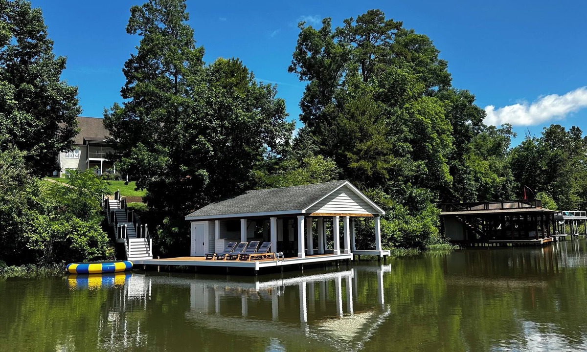 Bracey House | 6000sf Luxury Home on Main Lake Cove – minutes off I-85