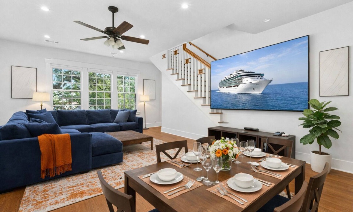West Campus House | 6BR UT Family Retreat ❤️ Walk to Campus , Dining & Entertainment | Free Parking