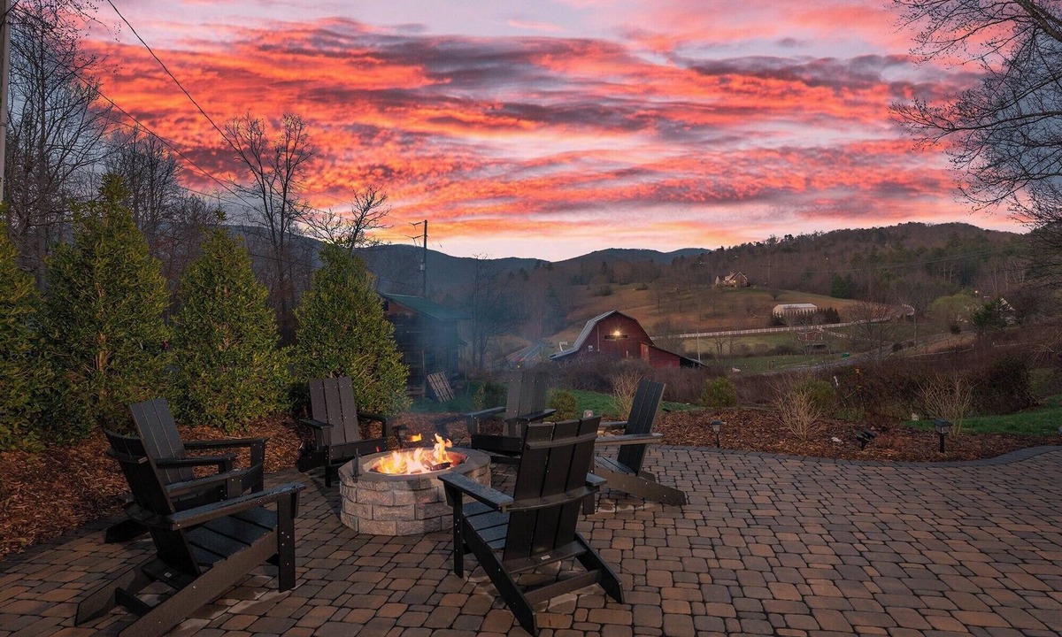 Fairview House | 7 Miles to DT AVL, Hot Tub, Mountain View, Fenced Yard, Pet-Friendly