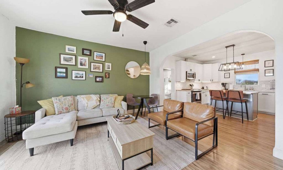 Buda House | 9BR Retreat, Deck Lounge, Pool & Pickleball Court