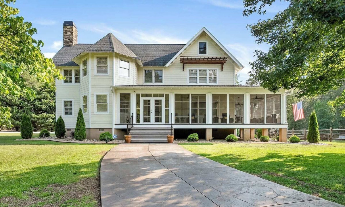 Central House | A beautiful home on 10 sprawling acres