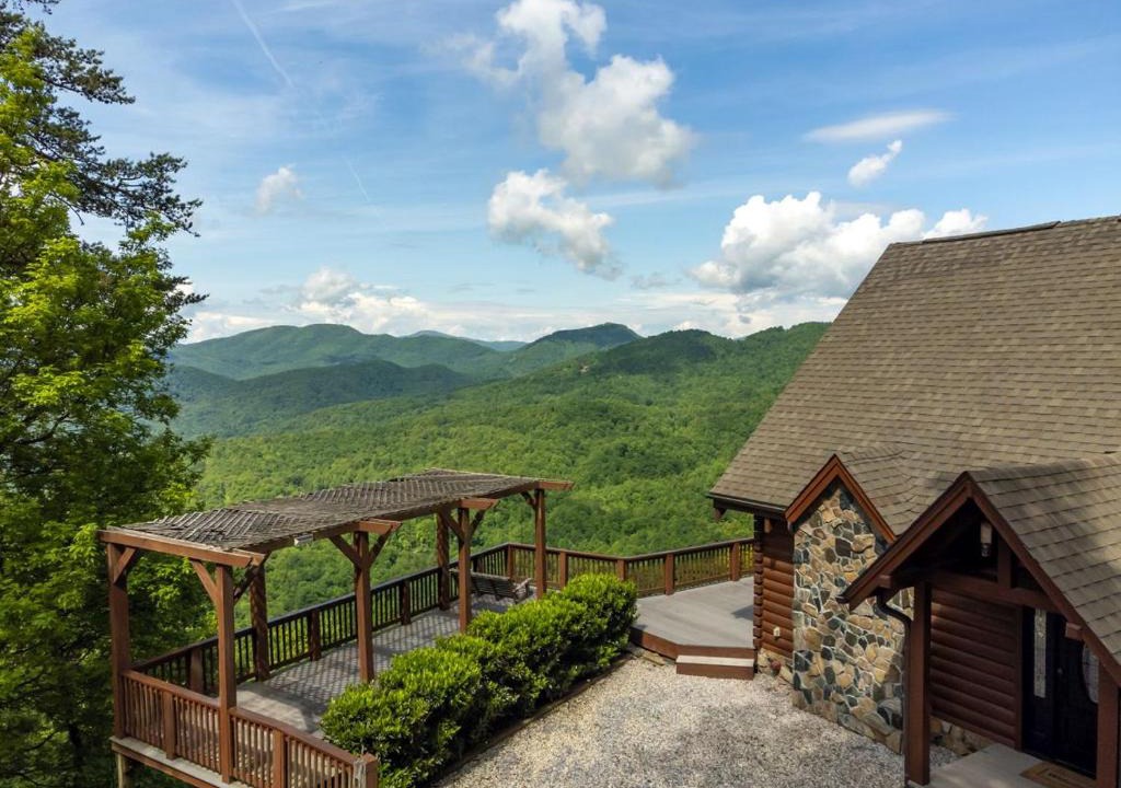 Old Fort House | A Celestial Chalet Pets, Hot Tub & Mountain View