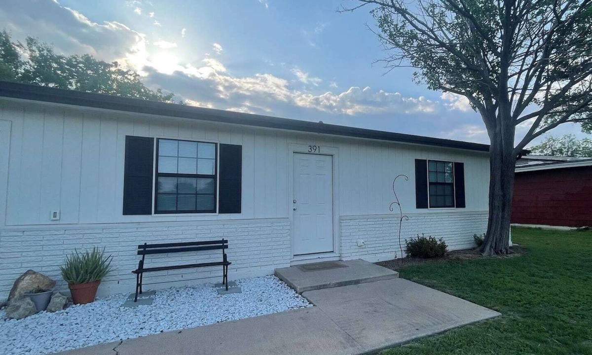 Abilene House | Abilene Restful Retreat – 2BR/2BA Cozy Stay in Prime Location