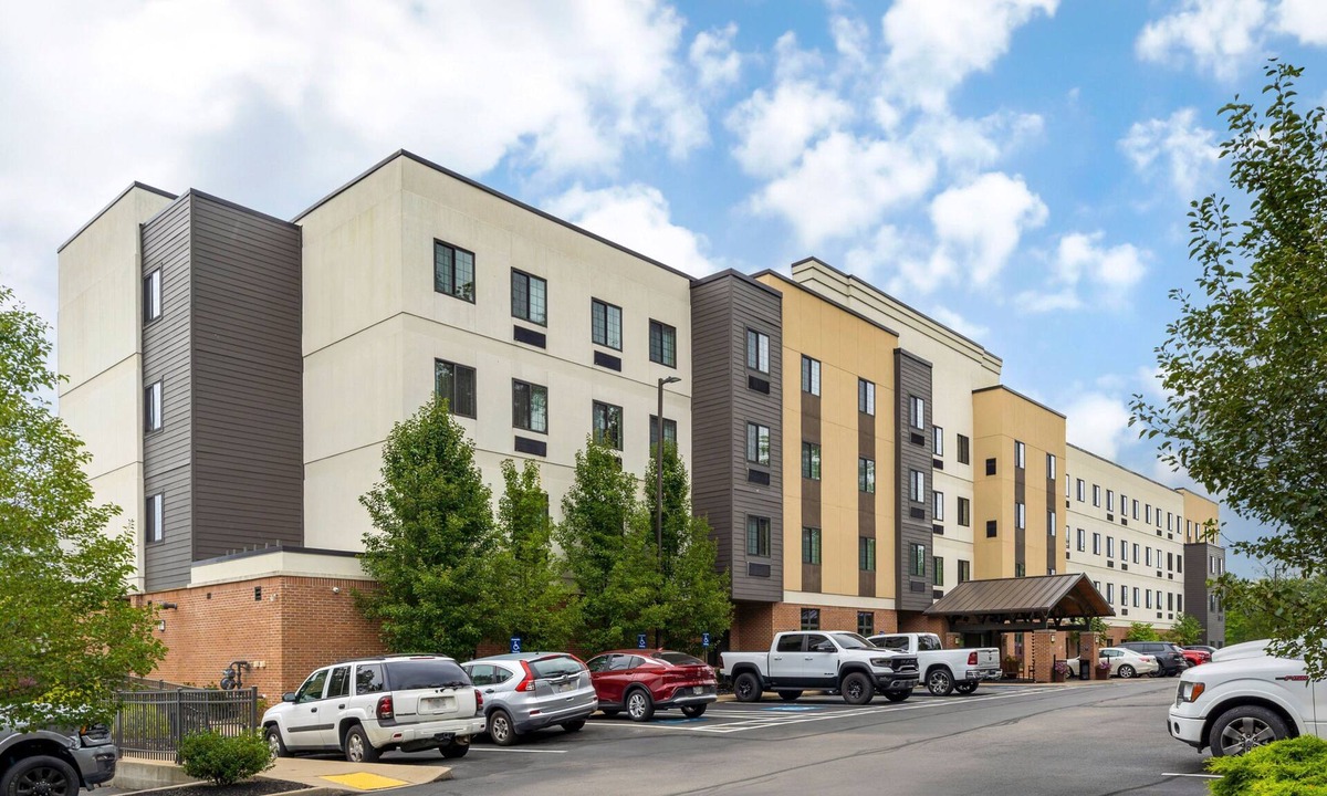 Warrendale Apartment | Accessible Queen Studio w/Kitchen | Hot Breakfast