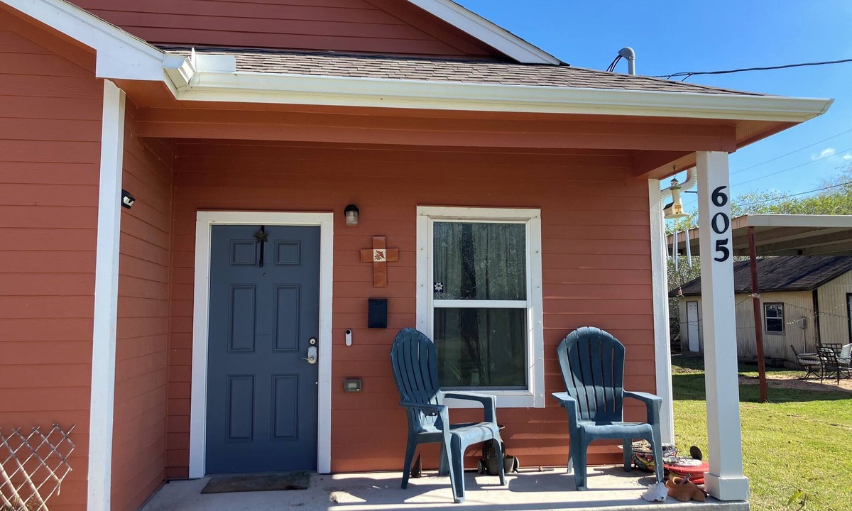Long Mott House | ADA friendly Cottage on XL lot with Fire Circle, 1.5 blocks from Bayfront & Pier
