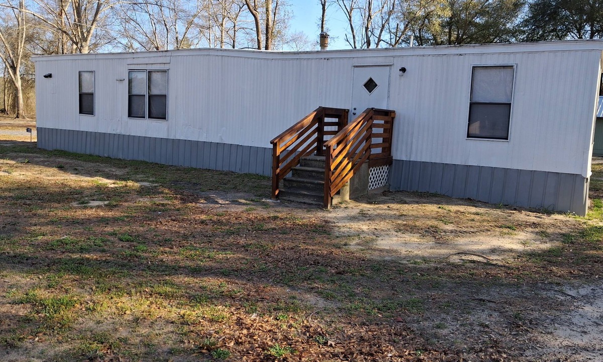 Rupert House | Adorable 2-bedroom, sleep sofa in living room mobile home with AC in Oglethorpe