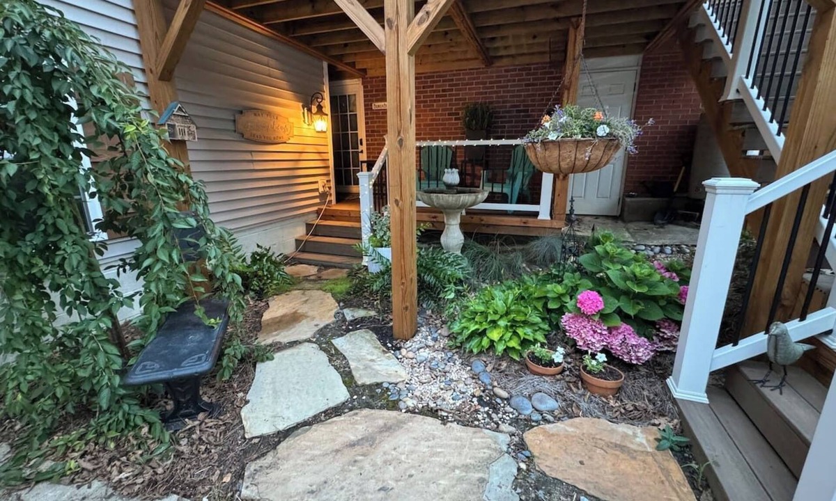 Belmont Historic District Apartment | Adorable Private Belmont BungaBelow Basement Suite