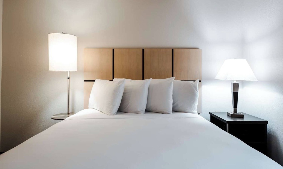 Park Central Hotel | Affordability Meets Comfort! FREE Parking Onsite, Pets Allowed
