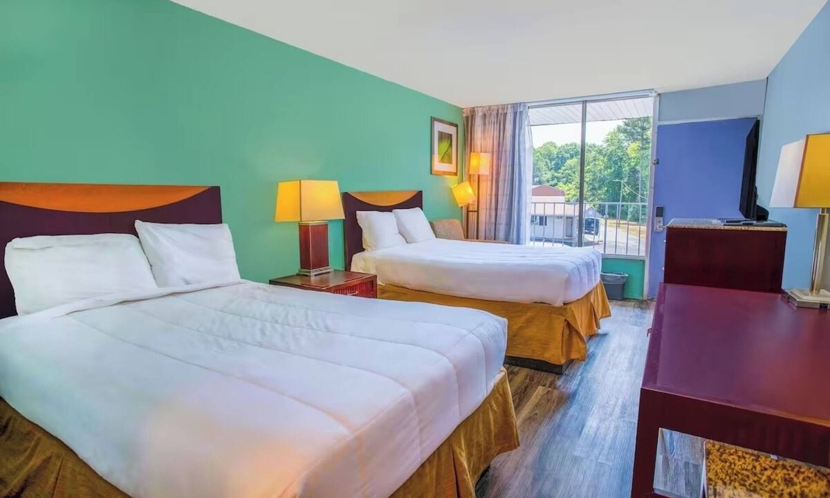 Kernersville Hotel | Affordable Room Close to Sedge Garden Park – 7 Miles