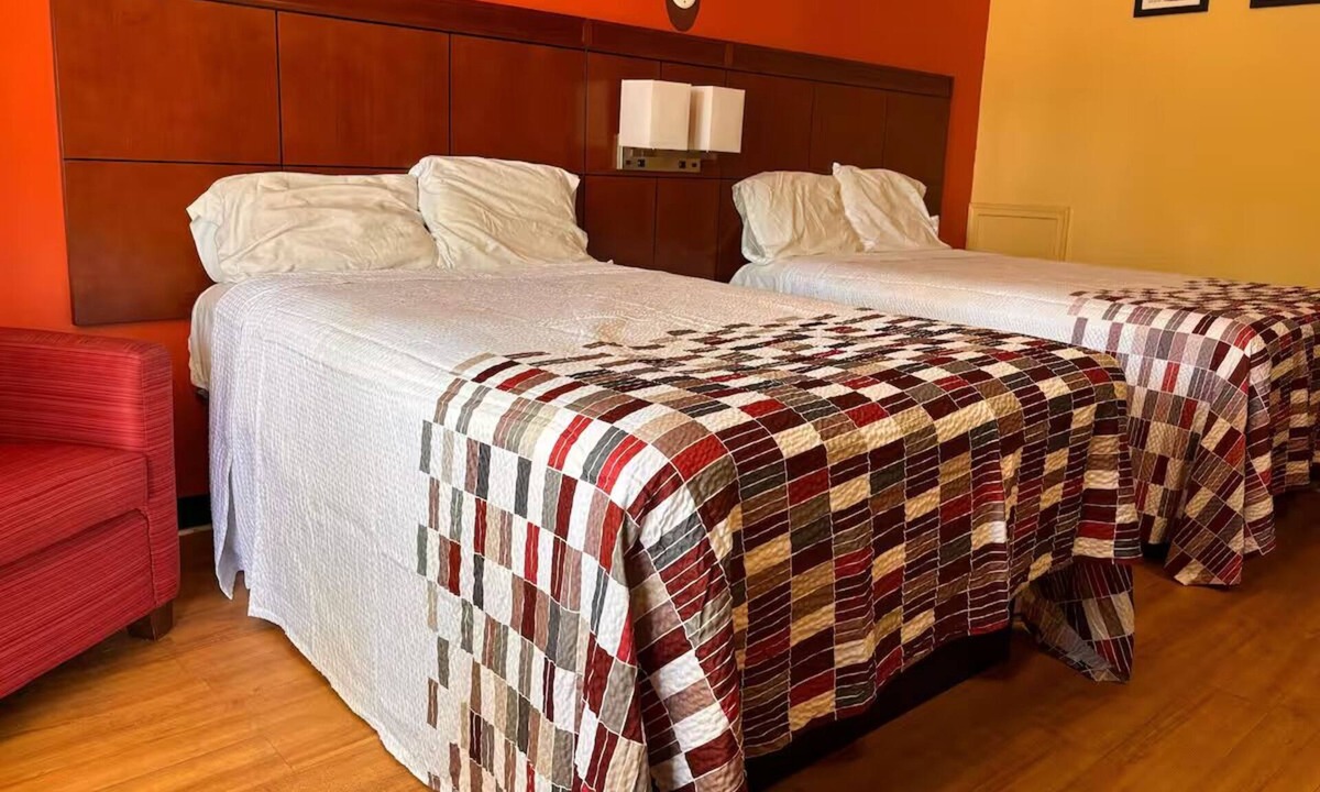North Newport News Hotel | Affordable Stay w/Private Bath & Towels – Ideal for Couples or Solo Travelers