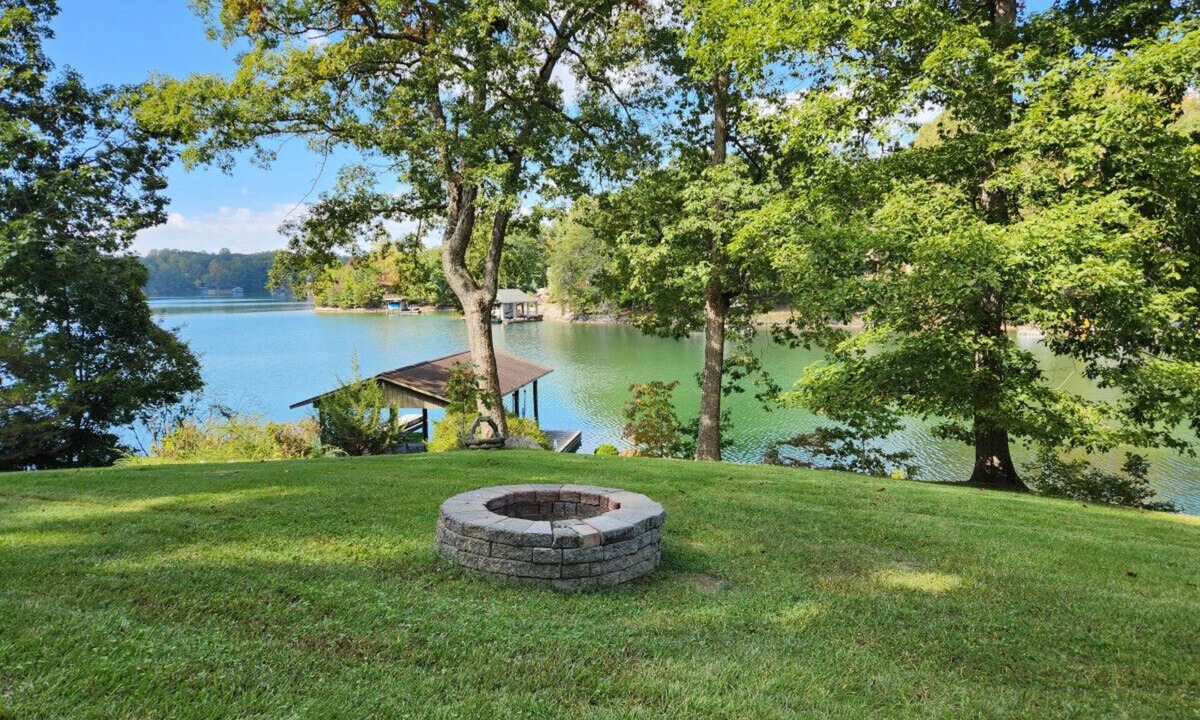 Huddleston House | Ahhh Quiet Sunset-Sleeps 10 - with over 160 feet of shoreline and firepit