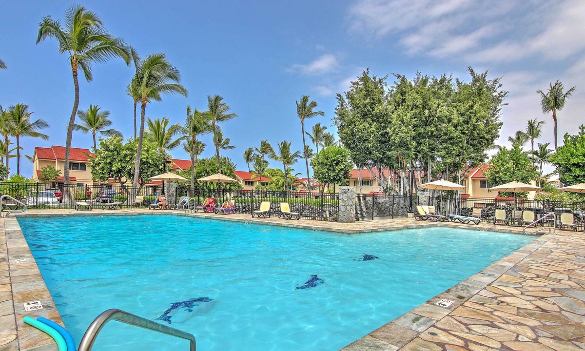 Kahaluu Bay Apartment | Airy Oceanfront Kailua-kona Gem w/Community Pool