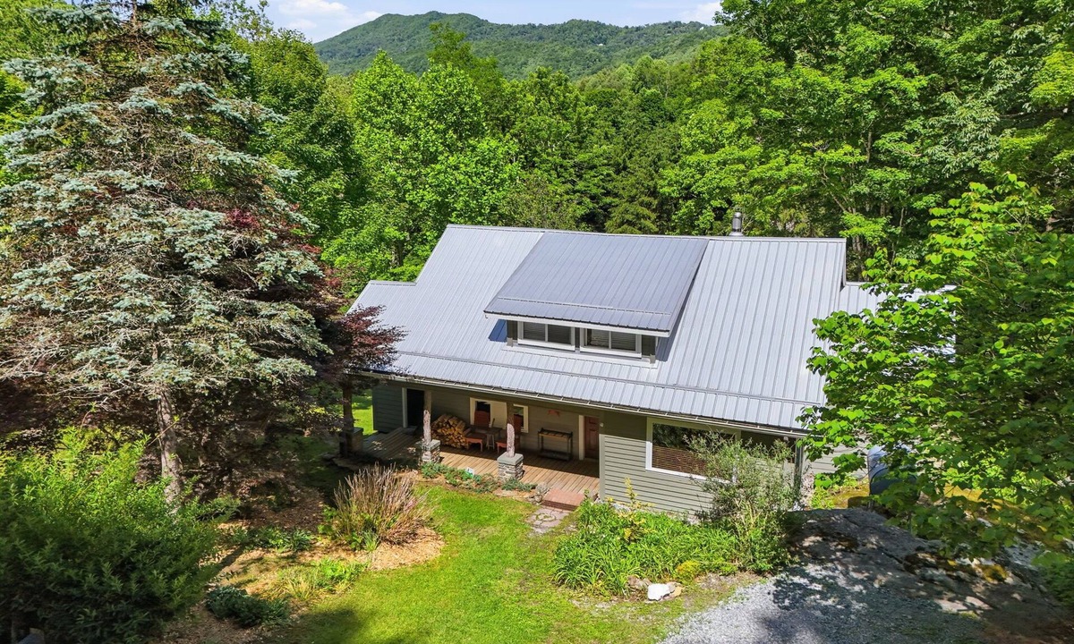Foscoe Cottage | Alamo River House in Boone, NC: A charming 3BR chalet for 8 by the river!