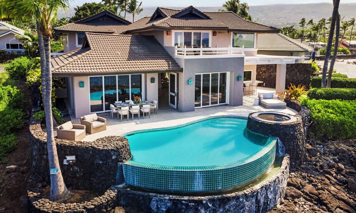 Kailua-Kona House | Ali'i Point #9: Lavish Oceanfront Home w/Pool & Spa- Relax & Watch the Waves
