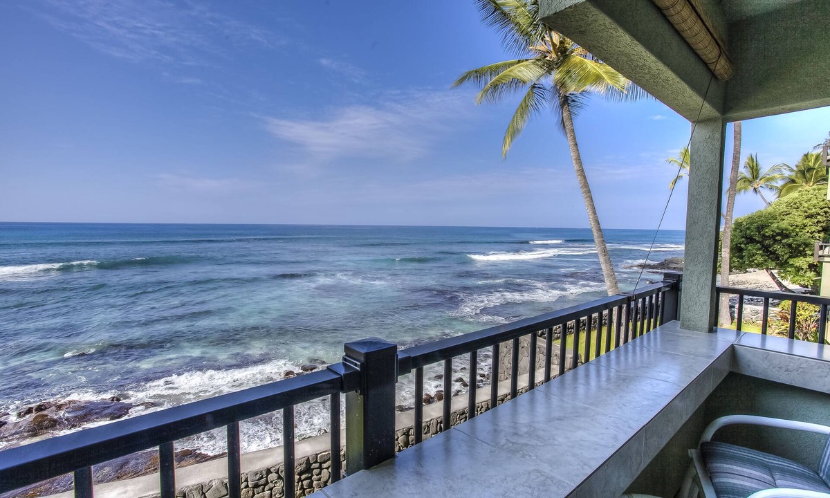 Kailua-Kona Condo | Aloha! Oceanfront, TV, Pool, Hot Tub, A/C.