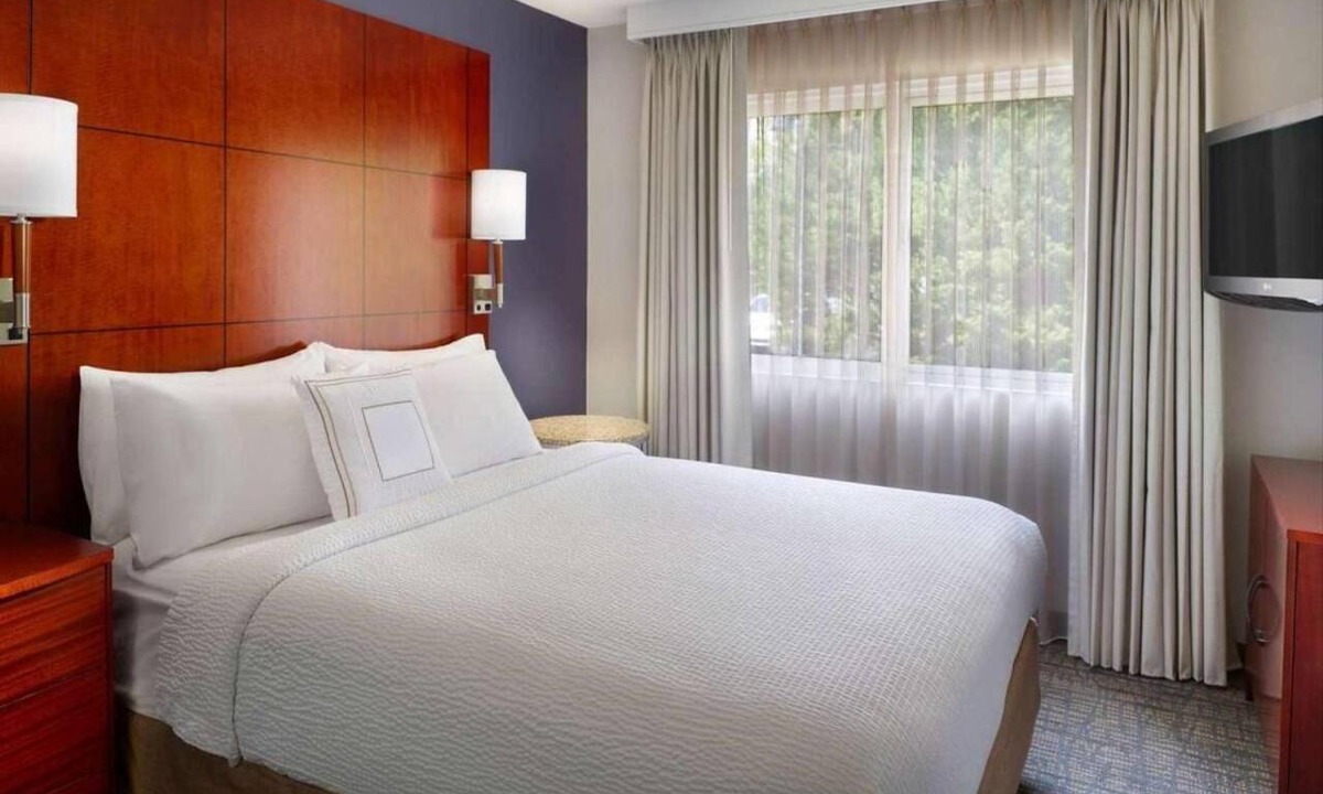 Alpharetta Apartment | Alpharetta Walk of Memories! Spacious Suite with Free Breakfast! Pet-Friendly!