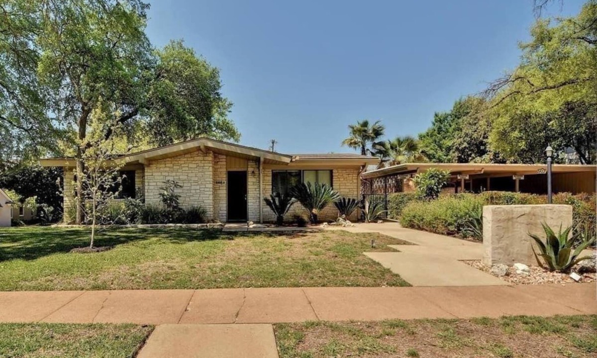 Pemberton Heights House | Amazing and centrally located summer oasis with a Mid-century modern feel